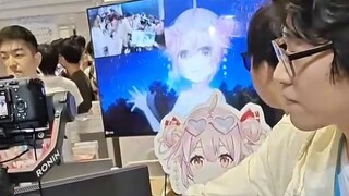 [Shanghai BW] Nai Lu visits the Tafi stall and leaves after taking the Tafi fan