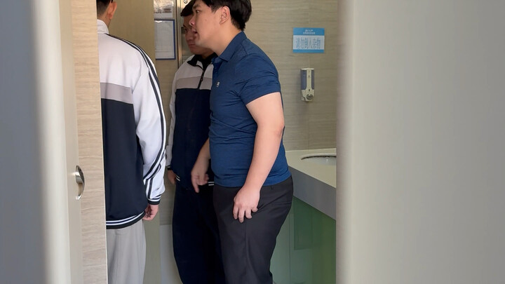 Ketahuan merokok dalam suasana yang sangat imersif...