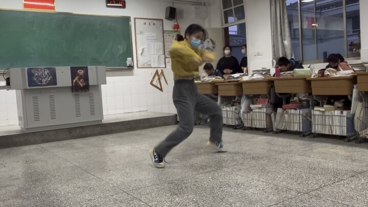 เมื่อสาวน่ารักที่สุดในคลาสเต้นเพลง "ซุปเปอร์"