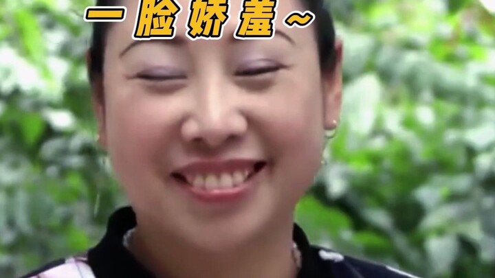 แล้วที่แท้คืออะไรกันแน่! ถึงทำให้พี่สาววัย 45 ปีหน้าแดงอายต่อหน้ากล้องแบบนี้?! 🌚