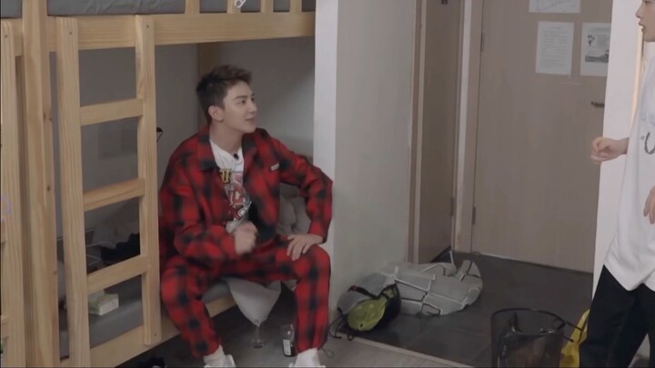 การต่อสู้เต้นรำระหว่าง Xia Zhiguang, Zhou Zhennan และเด็กสมัครเล่น