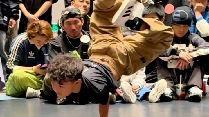 A nine-year-old boy from Sichuan has superb dancing skills. He dances this street dance so well!