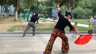 رقصة المروحة "الكونغ فو الصيني"، انتبه إلى الجميل الكبير في الخلف والجميلين الصغيرين اللذين يمارسان 
