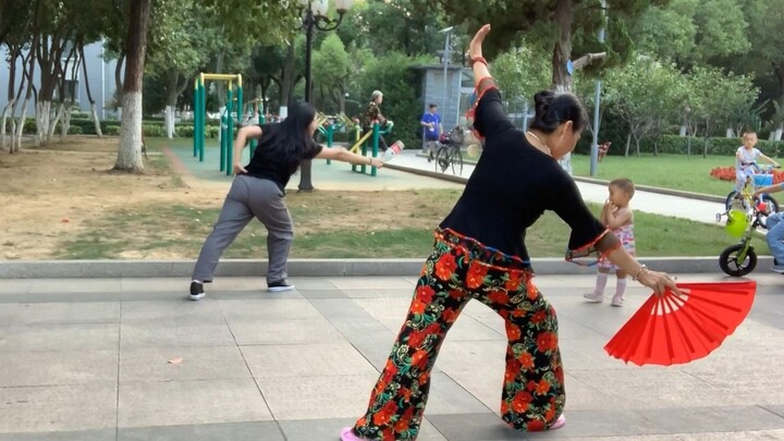 Fan dance "Chinese Kung Fu", pay attention to the big cutie at the back and the two little cuties pr