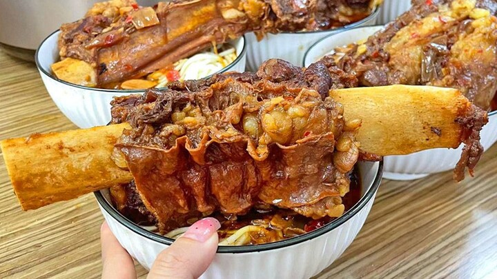 Mie daging sapi harganya 100 yuan per orang, saya menghabiskan banyak uang hari ini!