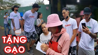 Hai TRAI ĐẸP ngoại quốc cao 1m93 tặng gạo cho hàng xóm DIVA Cát Thy bánh tráng trộn