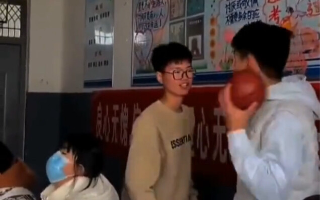 Pertandingan ini selalu berakhir dengan memukul teman perempuan [lihat]