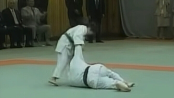 ภาพจริงปูตินถูกเด็กนักเรียนญี่ป่าวัย 10 ขวบทุ่มลงด้วยท่าโอซูชิเมื่อปี 2000