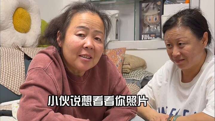 Buổi mai mối ở nhà tôi, bà mối giới thiệu người này đến người khác mà ai cũng lố bịch hết mức…