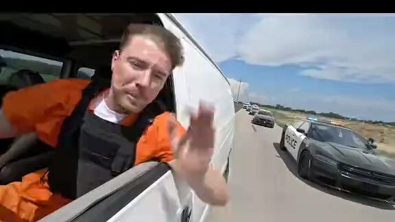 Fugindo de 100 policiais