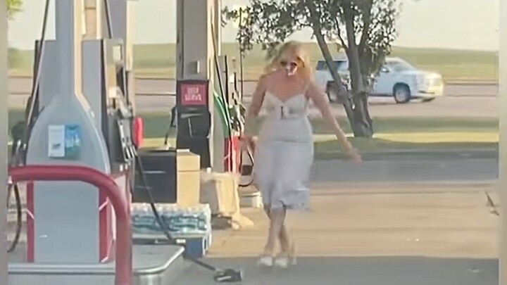 الجميلة الغبية الأسطورية: رغم غبائها، إلا أنها لا تغضب أبدًا!