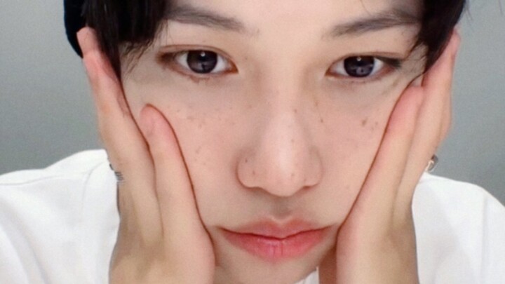 【لي لونغفو فيليكس】هرّة غبية تتألّم لأن يديها صغيرتان