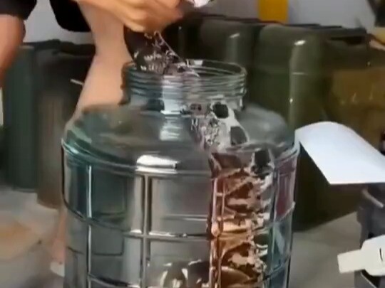 صناعة خمر ثعبان الخمس خطوط! الأمر خطير حقًا! فبمجرد غفلة يندفع الثعبان للخارج!