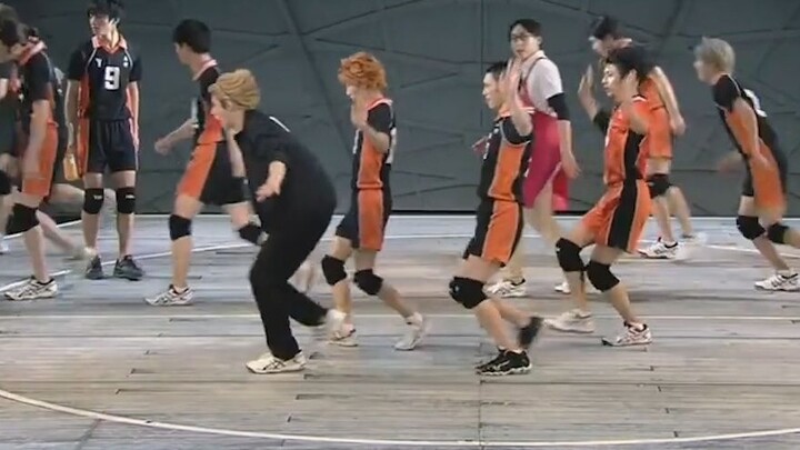 [Line Dance/Volleyball Boys] "Hanya butuh satu detik, dan kamu akan bahagia sepanjang hari" "Potonga