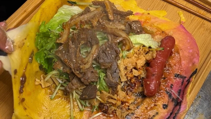 ها أنا أعود لألتهم لفائف اللحم المقدد الغنية باللحم! إضافة السجق بواحد يوان فقط!! عجينة فطيرة سيّد ا