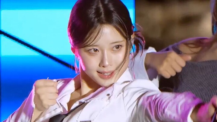 Senyum yang polos sekaligus menggoda