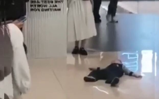 Kalau aku, aku akan berbaring di sebelahnya!