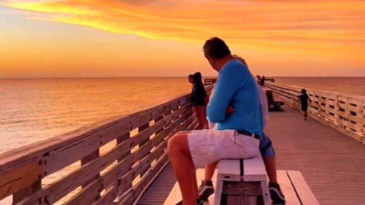 بعض الناس وُلدوا ليستمتعوا بالحياة.