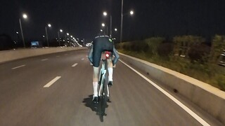 أردتُ التسلل والاستفادة من الموقف، فقامت مجموعة سائقي الطرق بإطعامي بورغر حار بشكل محموم