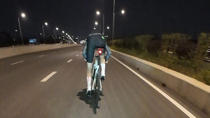 أردتُ التسلل والاستفادة من الموقف، فقامت مجموعة سائقي الطرق بإطعامي بورغر حار بشكل محموم