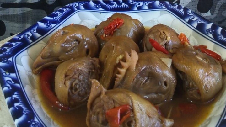 Kakak Cabai punya keahlian luar biasa dalam menyantap kepala ayam!