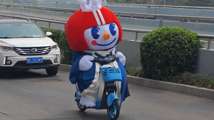 Snow King is going to be late for court!