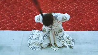 女人在表演时，突然一股屎意来袭