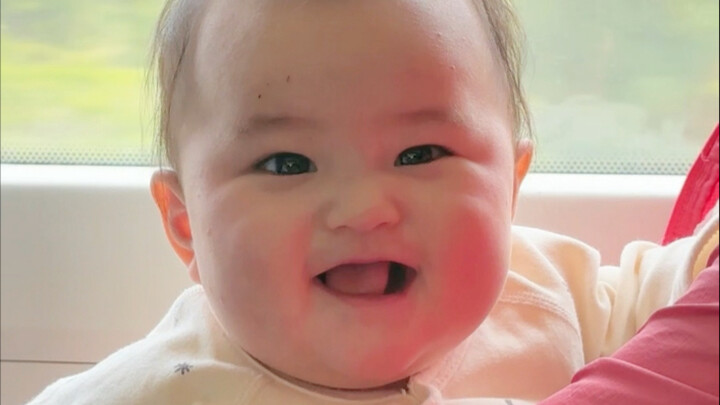 Found a little baby on the high-speed train—let’s sneakily tease her while her grandma’s asleep!
