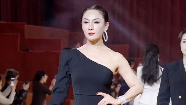 60-year-old appeared on the fashion show! Fashion is not only for young people