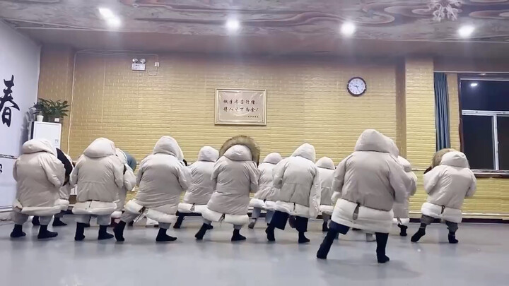 ใครจะคิดว่าทั้งหมดล้วนเป็นหนุ่มใหญ่สูงเมตรแปด