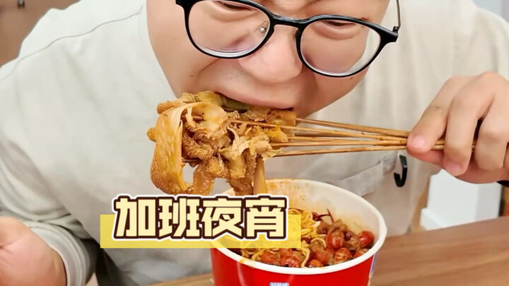 Đồ ăn đêm ấm lòng tiếp sức cho ca làm thêm, đó chính là tinh thần đoàn kết của đội!
