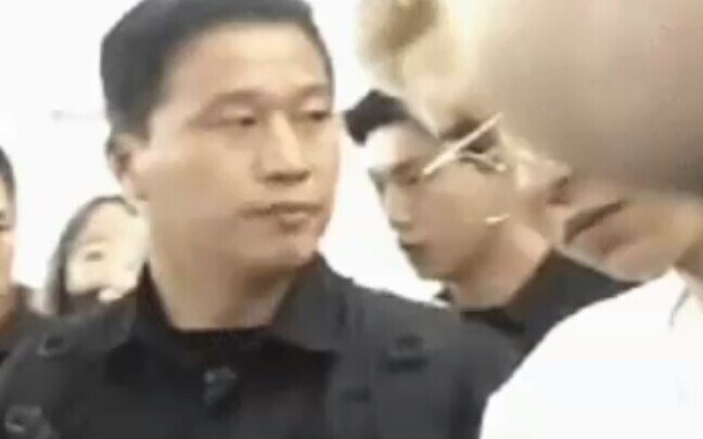 A question from pcy: Baekhyun-ah, what the heck are you carrying on your back???