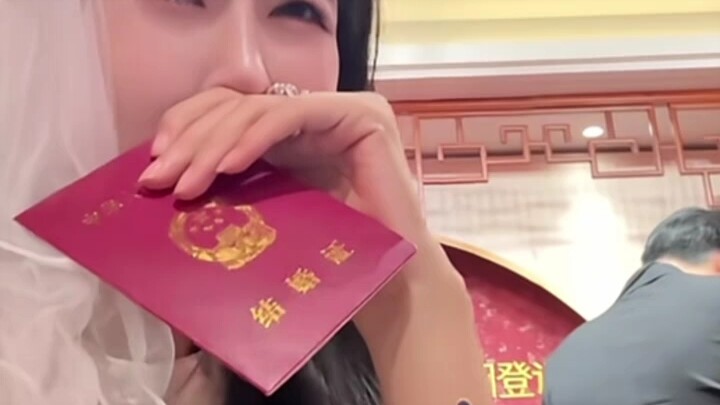 العريس ينهار في حفل الزفاف بسبب "القبح"! العروس: هل أنا حقًا بهذا القبح؟