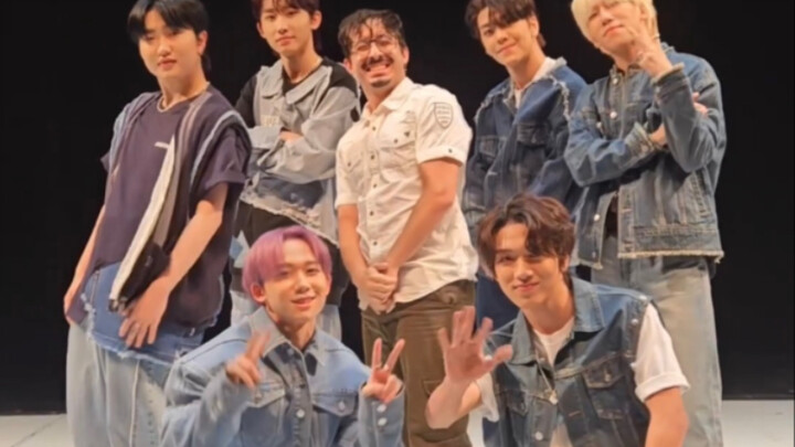 Boy band Tiongkok JYP pergi ke Brasil dan menarikan lagu "Huh?! (What's Poppin)" bersama penari Bras