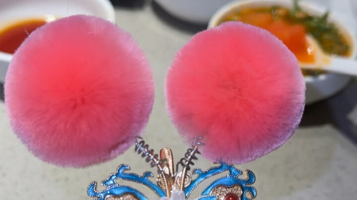 Quả bông trên mũ kịch cũng có thể làm trang sức? Cùng tìm hiểu về trâm cài tóc hoa nhung nào!