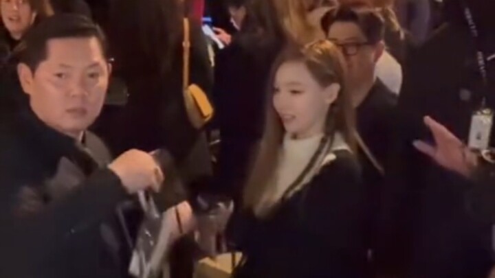 Nayeon, who was hit by an album but still thought about getting an autograph!