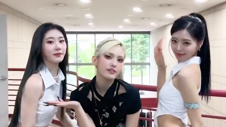 Rapeseed Flower & Somi "Fast Forward" + "CAKE" dance challenge!