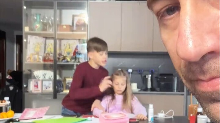 الأم ما بتفتّش عنكش، وبمجرد ما طردتك من البيت بتنطلق وتتحرر، صح؟