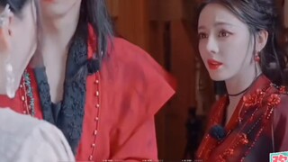 万事屋～巴姐回来了拿着瑞幸和小包～热巴:包里有吃的嘿嘿