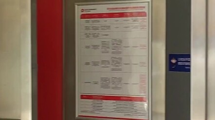 我前脚刚迈进银行，这机器人就说我抢银行，还那么兴奋。我取一百块钱犯法了