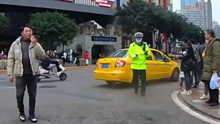 Chongqing memang kota yang penuh kehangatan! Sampai bertemu malam ini di Hongyadong #Chongqing #moto