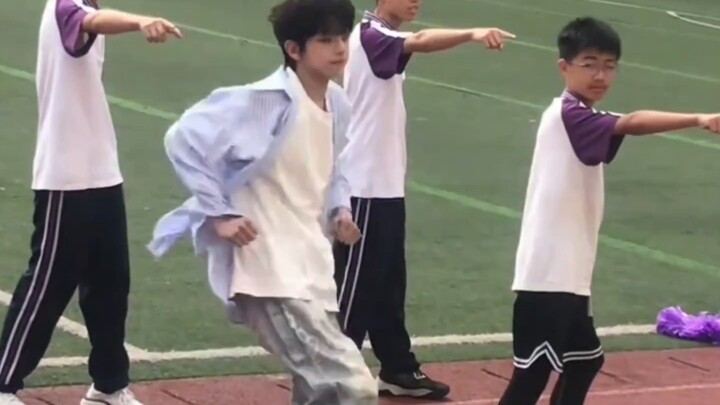 Mengulas para penari yang selalu ada di kampus, langsung meledakkan suasana sejak awal, dan yang ter