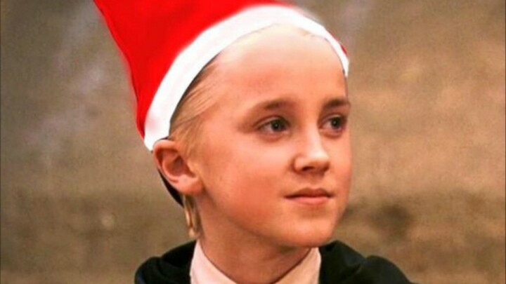 Tóc đỏ và mặc áo choàng cũ, anh ấy trông giống Weasley