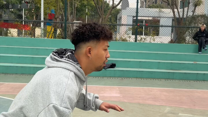 Sungguh tidak suka main di lapangan basket sendirian, semua rekan satu timnya seperti tidak mengerti