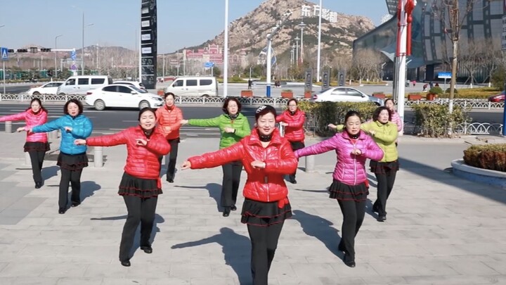 Phiên bản cô dì của điệu nhảy EIEI thật tuyệt vời!