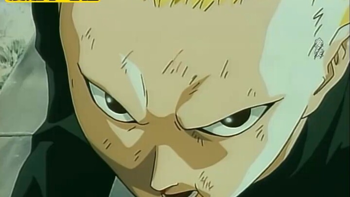 أمسك شاب ذو شعر أصفر بسكينه وطعن به وجه البطل، فاندفعت الدماء في كل مكان!!