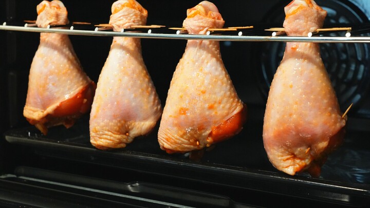 Baru tahu hari ini, paha ayam bisa dimakan juga dengan cara begini: dibungkus nasi, lalu dipanggang 