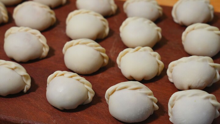 เพิ่งรู้วันนี้เองว่าเกี๊ยวสามารถห่อแบบนี้ได้ แต่ละลูกกลมอูม อ้วนปุ๊ก สวยมากเลย!