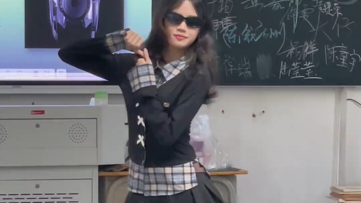 Cô gái đeo kính thực sự là quá ngầu.