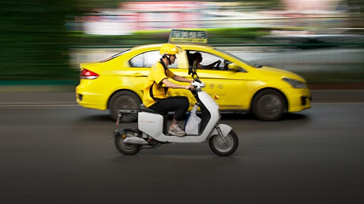 A post-80s female PhD infiltrated a delivery rider team for 8 years, forcing the platform to overhau